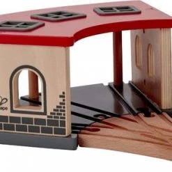 Hape Big Engine Shed E3704 -duurzamer-speelgoed Verkoop 550x302 2