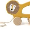 Trixie Trekfiguur Mr. Lion Junior 10 X 15 X 6 Cm Hout Okergeel -duurzamer-speelgoed Verkoop 550x340 2