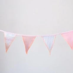 L.A.P. Atelier Mini-vlaggenlijn Baby Girl | 2,5 Meter | Stoffen Vlaggetjes | Duurzaam & Handgemaakt | Roze Wit -duurzamer-speelgoed Verkoop 550x366 1