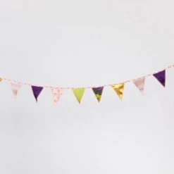 L.A.P. Atelier Mini-vlaggenlijn Multicolor | 2,5 Meter | Stoffen Vlaggetjes | Duurzaam & Handgemaakt 8 L.A.P. Atelier Mini-vlaggenlijn Multicolor | 2,5 Meter | Stoffen Vlaggetjes | Duurzaam & Handgemaakt -duurzamer-speelgoed Verkoop 550x366 147