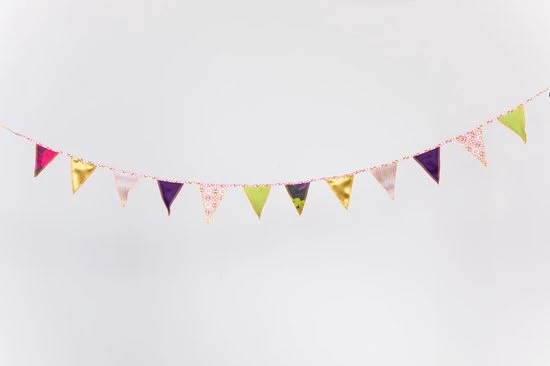 L.A.P. Atelier Mini-vlaggenlijn Multicolor | 2,5 Meter | Stoffen Vlaggetjes | Duurzaam & Handgemaakt 5 L.A.P. Atelier Mini-vlaggenlijn Multicolor | 2,5 Meter | Stoffen Vlaggetjes | Duurzaam & Handgemaakt - Afbeelding 3