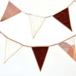 L.A.P. Atelier Vlaggenlijn Terra | 7,5 Meter | Stoffen Vlaggetjes | Duurzaam & Handgemaakt | Terracotta Oranje Wit -duurzamer-speelgoed Verkoop 550x548 7