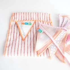 L.A.P. Atelier Mini-vlaggenlijn Baby Girl | 2,5 Meter | Stoffen Vlaggetjes | Duurzaam & Handgemaakt | Roze Wit -duurzamer-speelgoed Verkoop 550x550 2