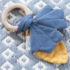 Little Dutch Pure & Nature Knisperspeeltje Blaadjes - Geel/blauw -duurzamer-speelgoed Verkoop 550x550 244