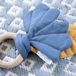 Little Dutch Pure & Nature Knisperspeeltje Blaadjes - Geel/blauw -duurzamer-speelgoed Verkoop 550x550 245