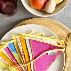 L.A.P. Atelier Vlaggenlijn Lentekriebels | 4 Meter | Stoffen Vlaggetjes | Duurzaam & Handgemaakt | Geel Groen Roze -duurzamer-speelgoed Verkoop 550x550 924