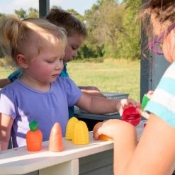 Backyard Discovery Spring Cottage - Houten Speelhuisje Met Speelkeukentje, Deurbel, Brievenbus, Krijtbord, Bloembak En Kunststof Groentes - Speelhuis Voor De Tuin / Buiten 23 Backyard Discovery Spring Cottage - Houten Speelhuisje Met Speelkeukentje, Deurbel, Brievenbus, Krijtbord, Bloembak En Kunststof Groentes - Speelhuis Voor De Tuin / Buiten -duurzamer-speelgoed Verkoop 550x550 98